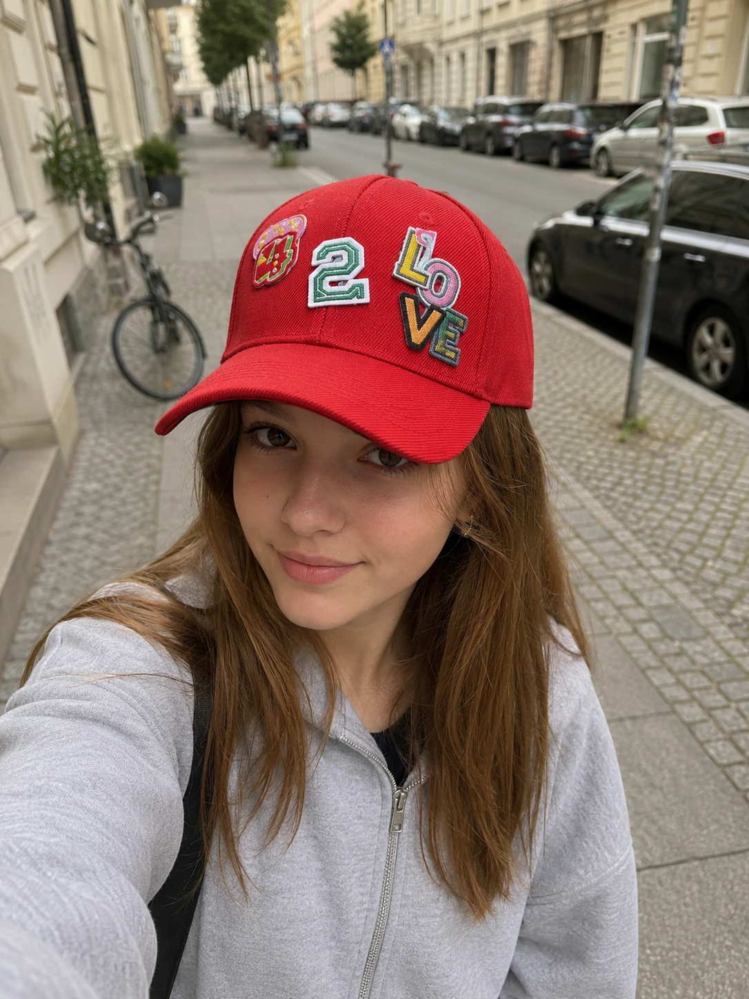Junge Frau mit individuell gestalteter roter Cap